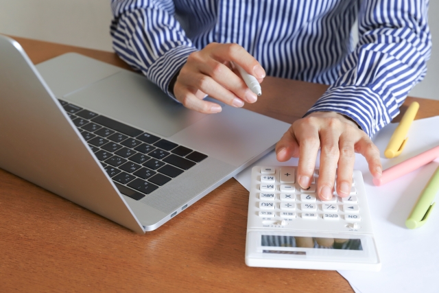 経理の繁忙期対策｜外部リソース活用法のメリットと事例を紹介