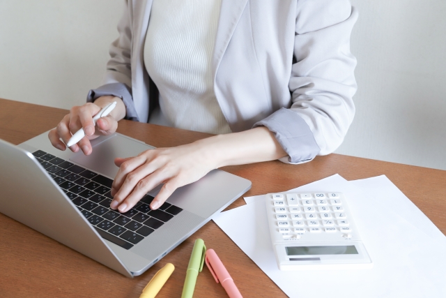 バックオフィス代行と内製を比較！最適な業務運営の選び方