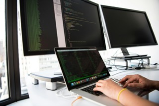 DXプロジェクトは実務サポートで加速｜担当者不足を解消する手段