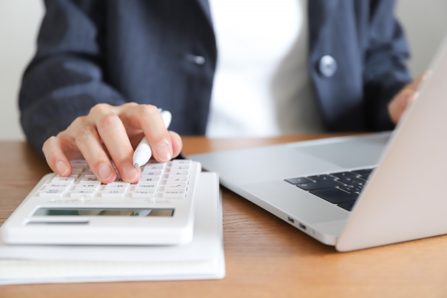 労務管理を外注する際の相場を解説！費用と選び方のポイント