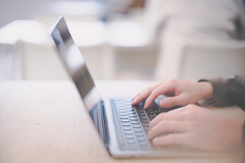 アウトソーシングと派遣の違いは？特徴やメリットを徹底解説