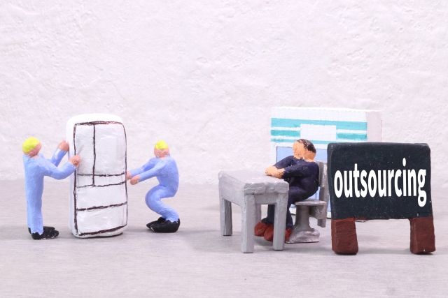 アウトソーシングのメリット・デメリットとは？業務効率化に活かすポイントを解説