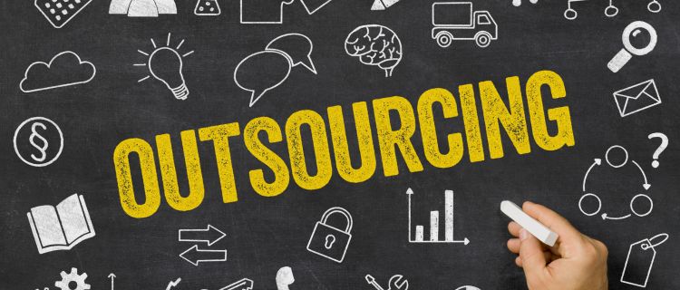 アウトソーシングは危険？リスクと安全に活用するためのポイントを解説