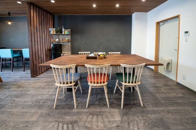 業務量が多いときの対応策には「外部委託」がおすすめ！理由や活用のポイントを解説